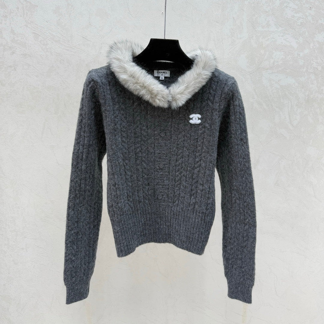 CHANEL 25S FUR-COLLAR CARDIGAN 517