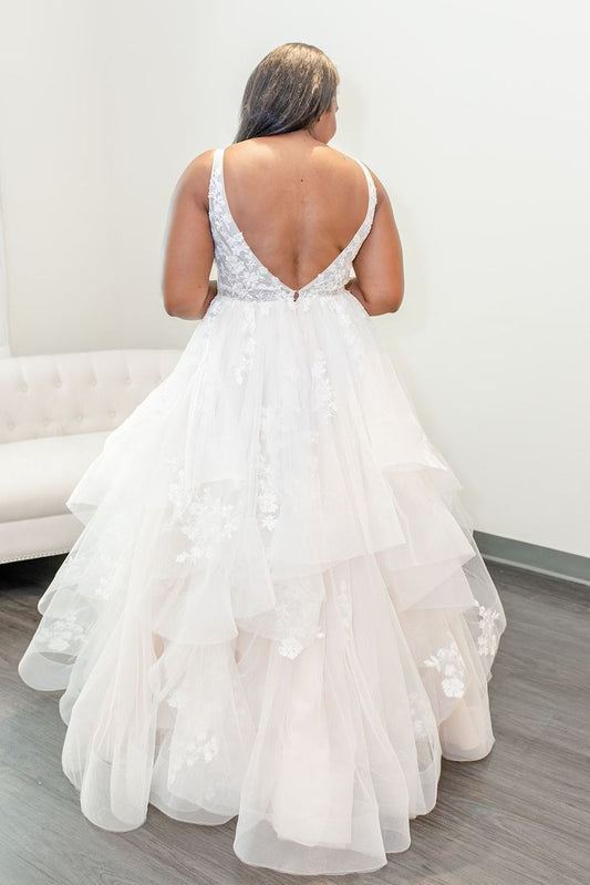 Elegant Ball Gown V Neck Wedding Dresses with Appliques
