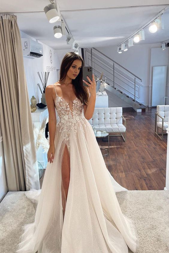 Gorgeous V Neck A Line Tulle Wedding Dresses with Appliques S3694
