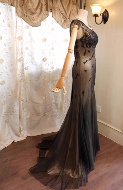 Elegant Black V-Neck Sleeveless Mermaid Embroidered Tulle Train Prom Dress Evening Dress P4719