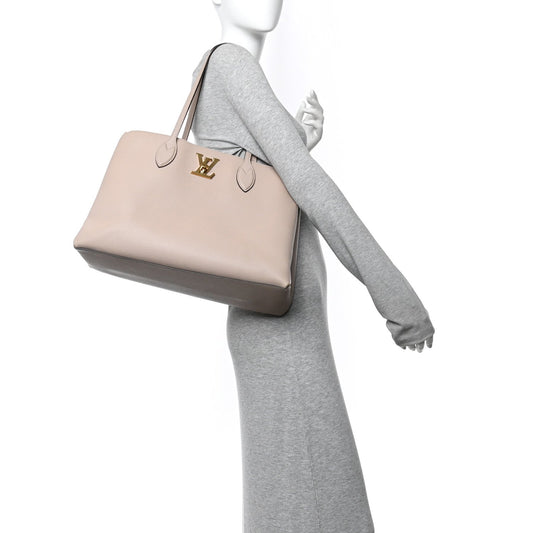 Grained Calfskin Lockme Shopper Greige