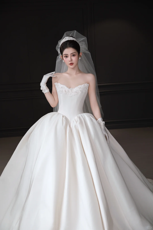 Simple Elegant Ball Gown Strapless Satin Applique With Veil Gloves Long Wedding Dresses C4042