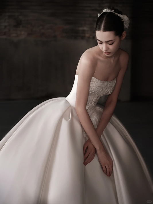 Elegant Ball Gown Strapless Satin Applique Long Wedding Dress GG3038