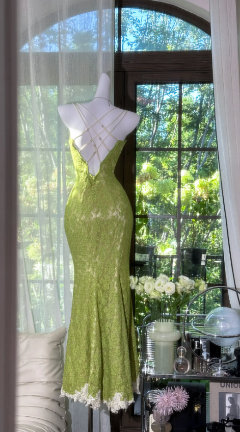 Vintage-Inspired Lime Green Lace Mermaid Spaghetti Strap Prom Dress Ivory Floral Trim & Side Slit Evening Gown TP5136