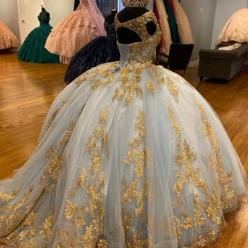 Sky Blue Sexy V Neck Ball Gown Luxury Beaded Gold Applique Quinceanera Dresses Sleeveless Tull Princess Sweet 16 15 Vestidos De