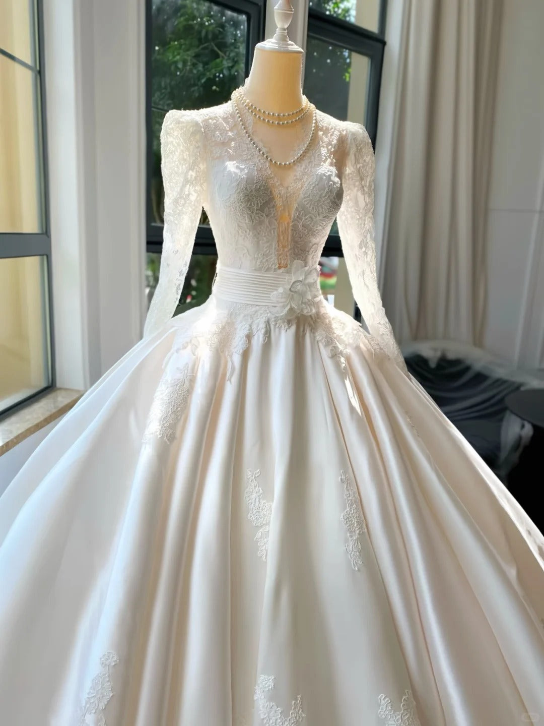 Vintage Palace Ivory Long Sleeve Lace V-Neck Satin Floor-Length Ball Gown Wedding Dresses