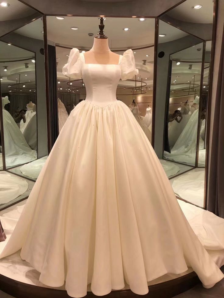 Spauare Neckline Bubble Sleeves Satin Wedding Dresses Vintage Bridal Gown