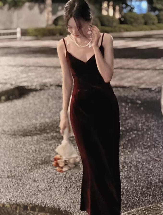 Burgundy suspender dress sexy V-neck backless high-end Christmas annual party hip dress R1471