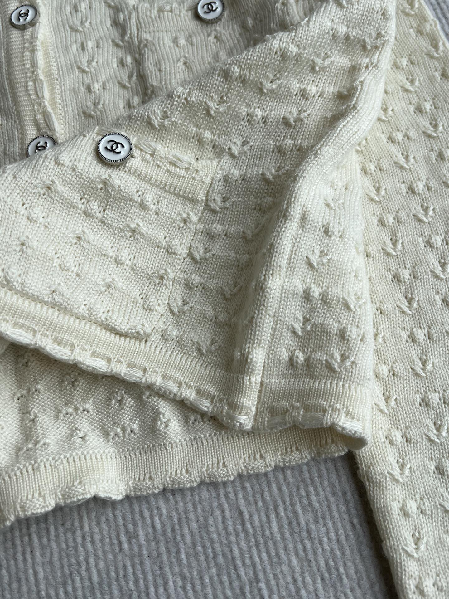 Chanel 25P Cardigan Beige Cashmere 220196
