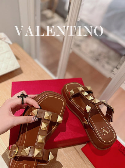 ROCKSTUD THONG SANDALS IN BRONZE BROWN CALFSKIN