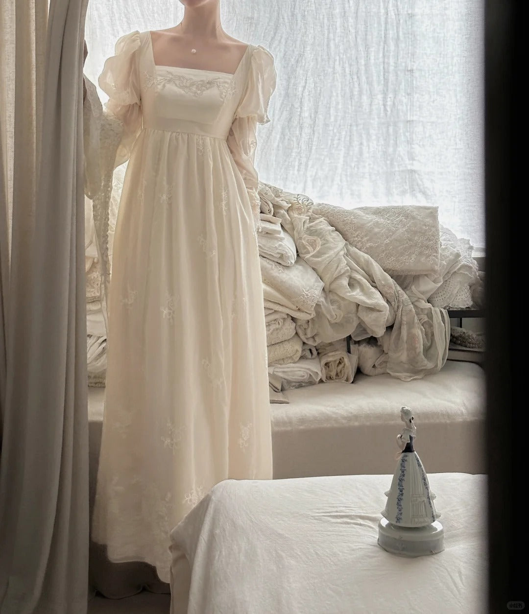 Retro Elegant Ivory A-line Square Neck Long Sleeve Embroidered Lace Long Prom Dress Evening Dress P4017