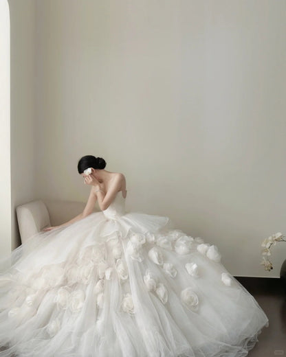 Elegant White Trailing Heart-shaped Neckline 3D Floral Tulle Ball Gown Wedding Dress P4019