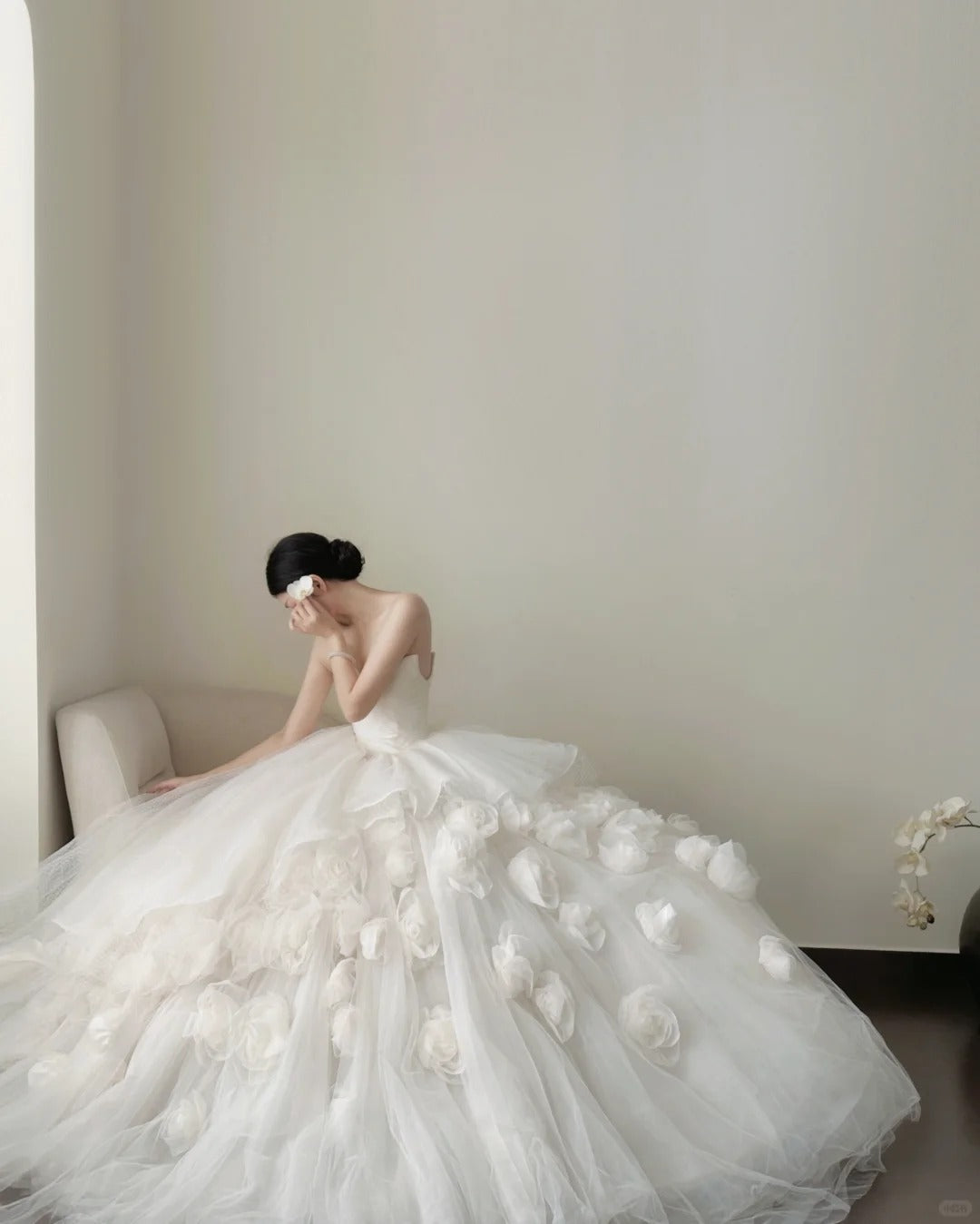 Elegant White Trailing Heart-shaped Neckline 3D Floral Tulle Ball Gown Wedding Dress P4019