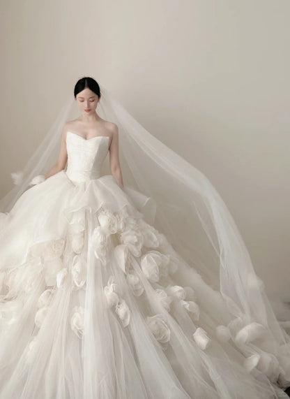 Elegant White Trailing Heart-shaped Neckline 3D Floral Tulle Ball Gown Wedding Dress P4019