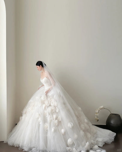 Elegant White Trailing Heart-shaped Neckline 3D Floral Tulle Ball Gown Wedding Dress P4019