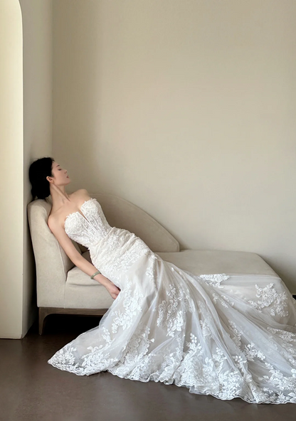 White strapless, waist‑cinching, slim‑fit lace long ball gown, wedding dress R7991