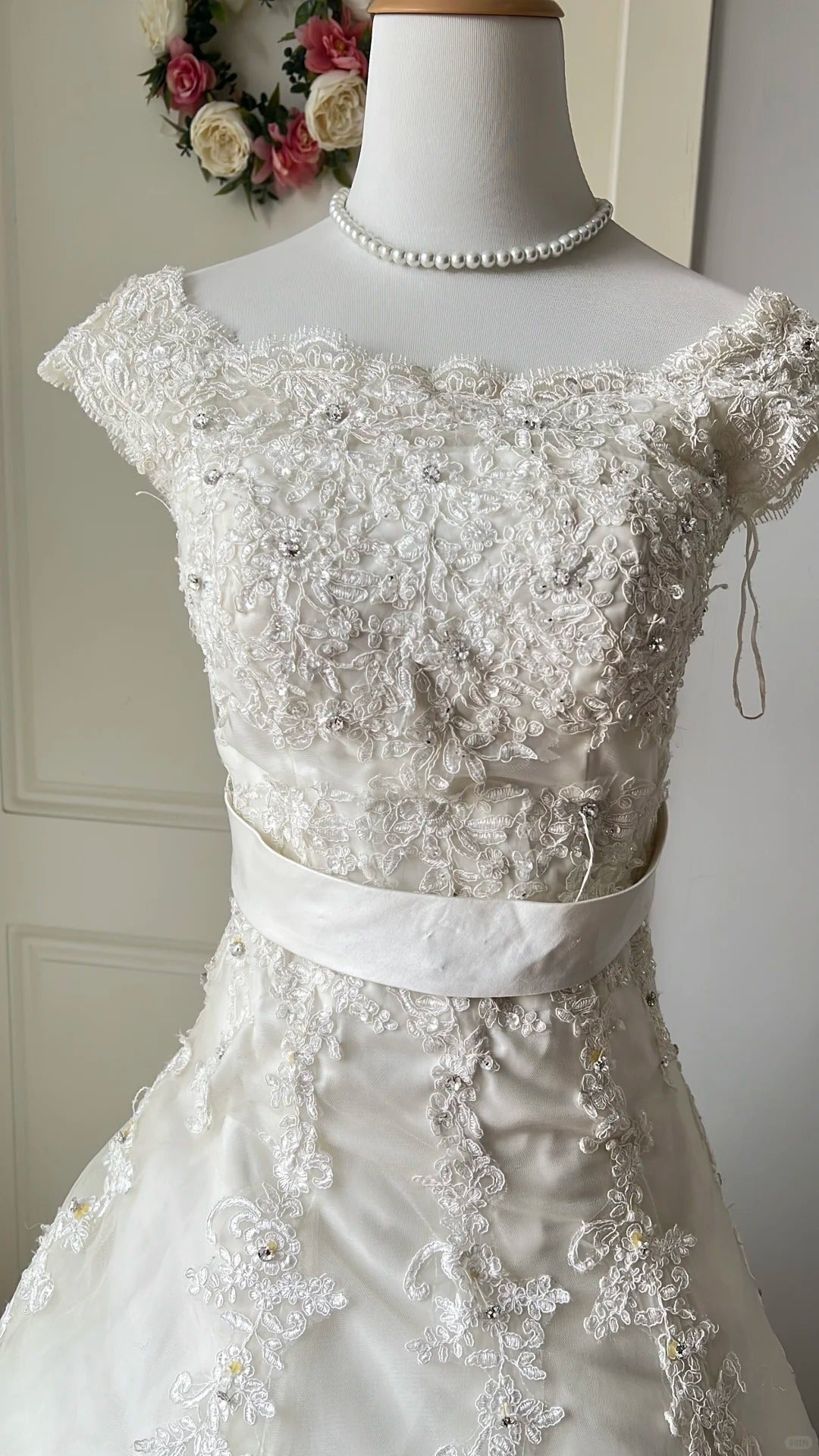 Vintage Court White Round Neck Lace Embroidered Train Ball Gown Wedding Dress P4201