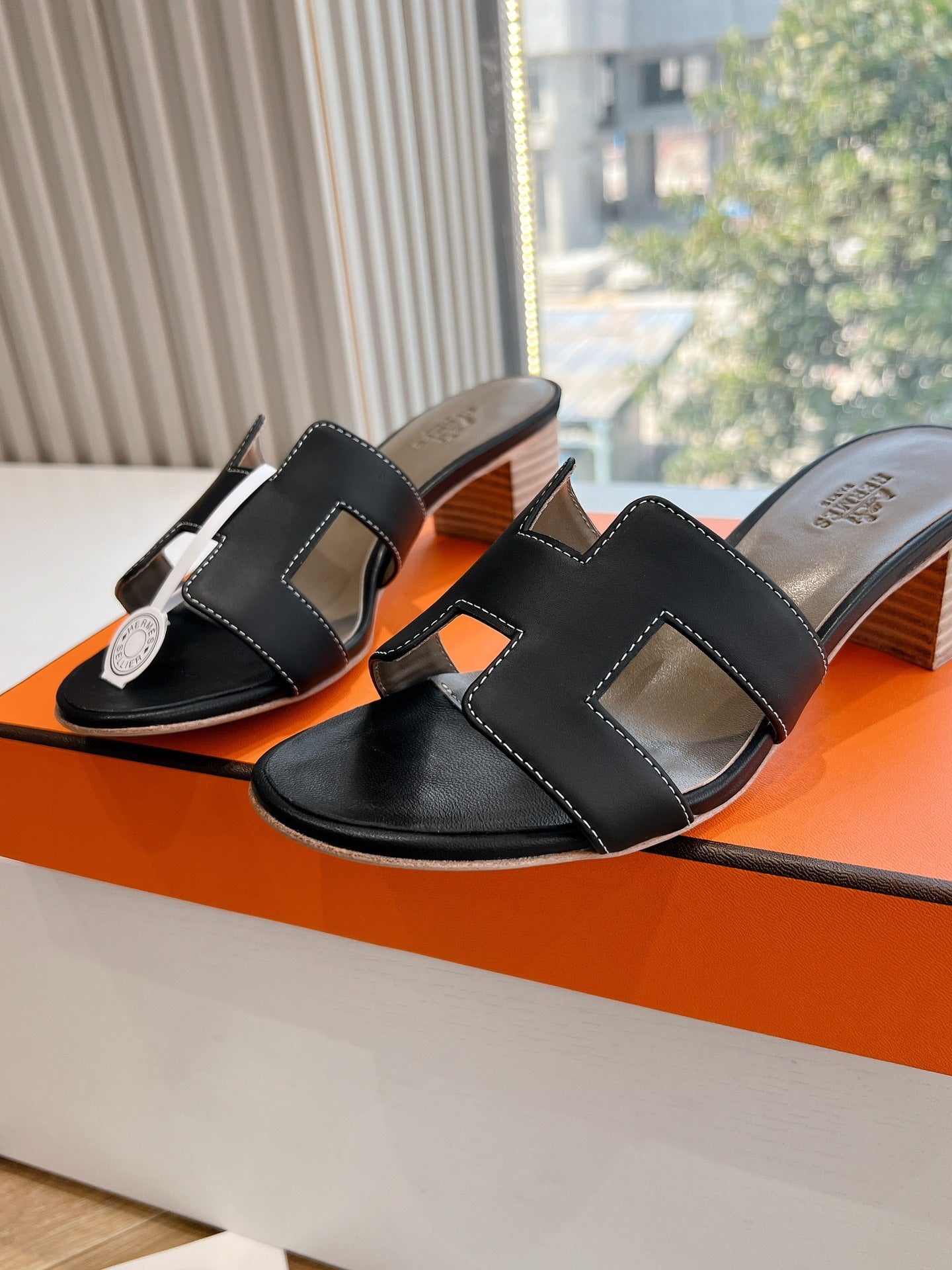 OASIS SANDAL IN BLACK CALFSKIN