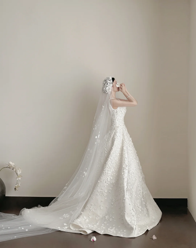 White floral spaghetti strap, waist-cinched, slim-fit, full-skirted long prom dress R7971