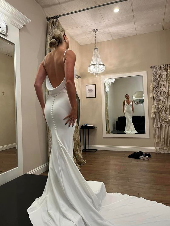 V Neck Sleeveless Mermaid White Wedding Dress Spaghetti Straps Backless Bridal Gown