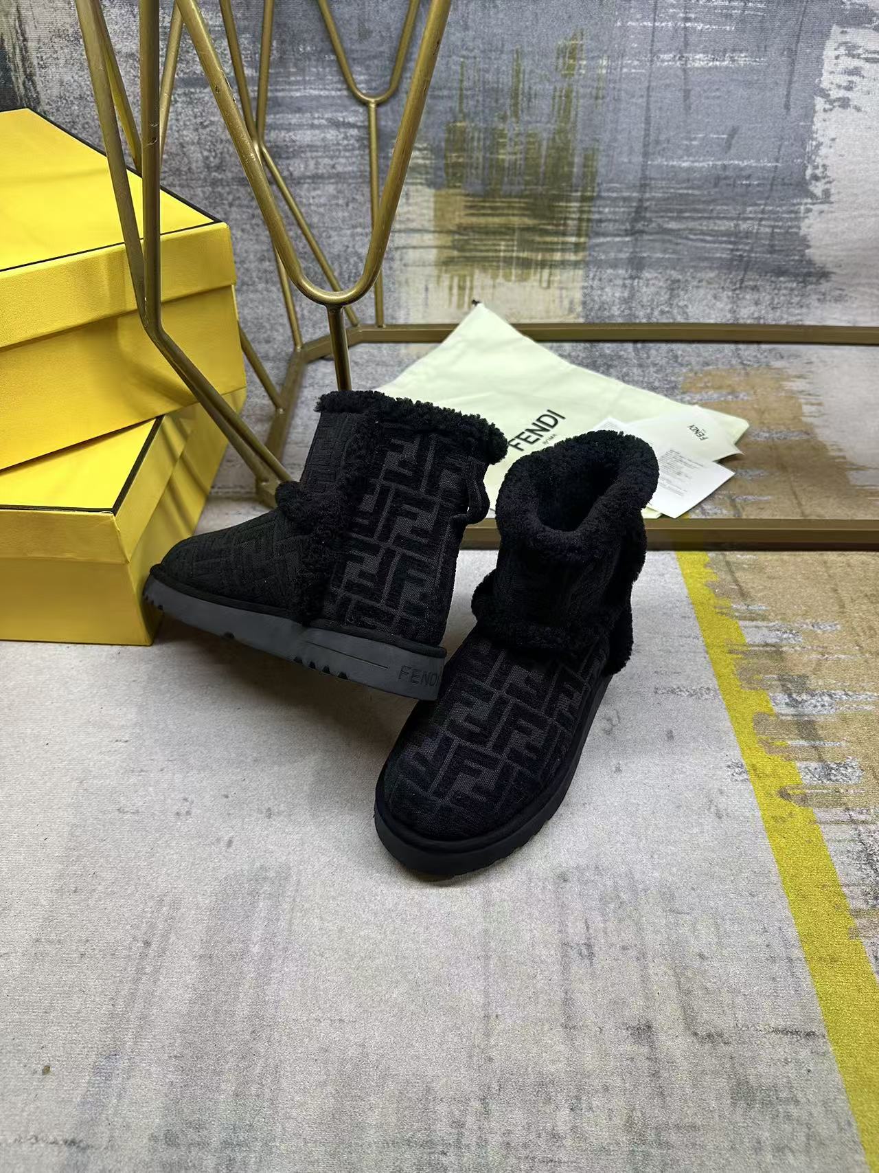 Fendi Laster Hot-Selling Snow Boots Black Suede 575436