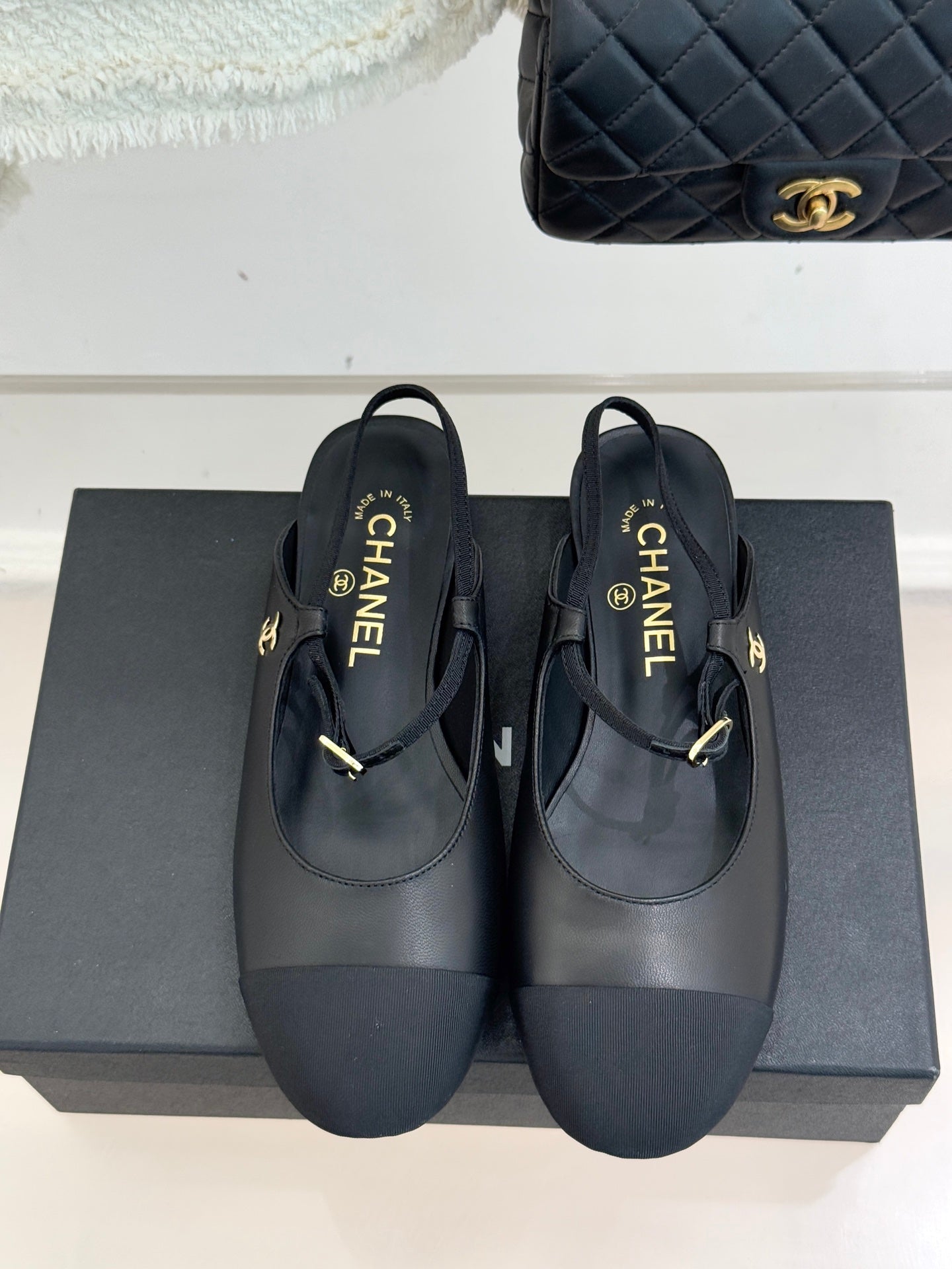 26C Two-tone Double C Flat Shoes Black Sheeskin 557688