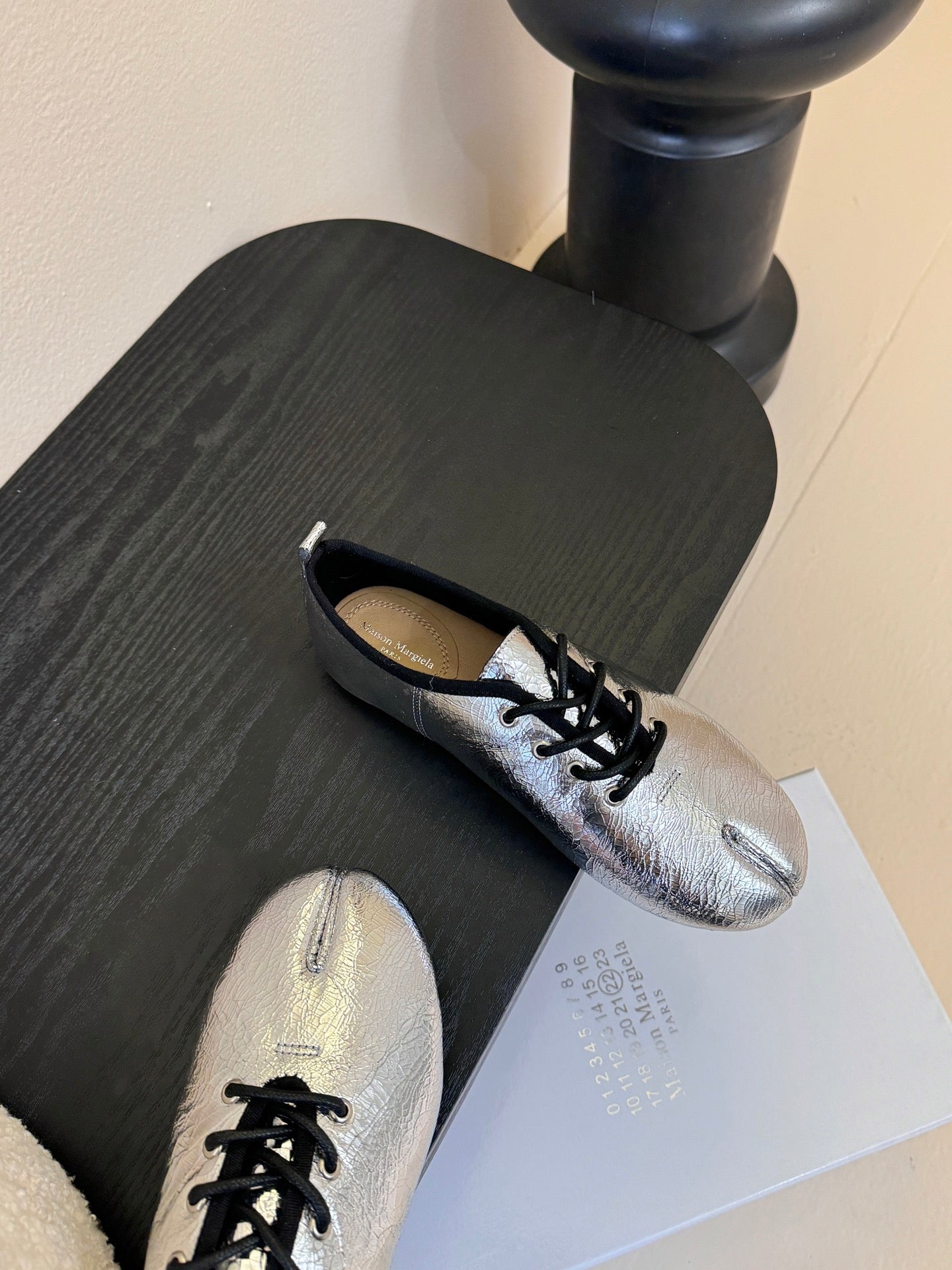Maison Margiela 2025 Split-Toe Lace-up Shoes Silver Metalic Cowhide 580416