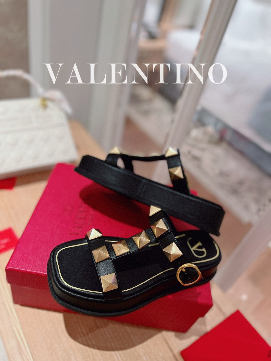 ROCKSTUD PLATFORM SANDALS MULE IN BLACK CALFSKIN