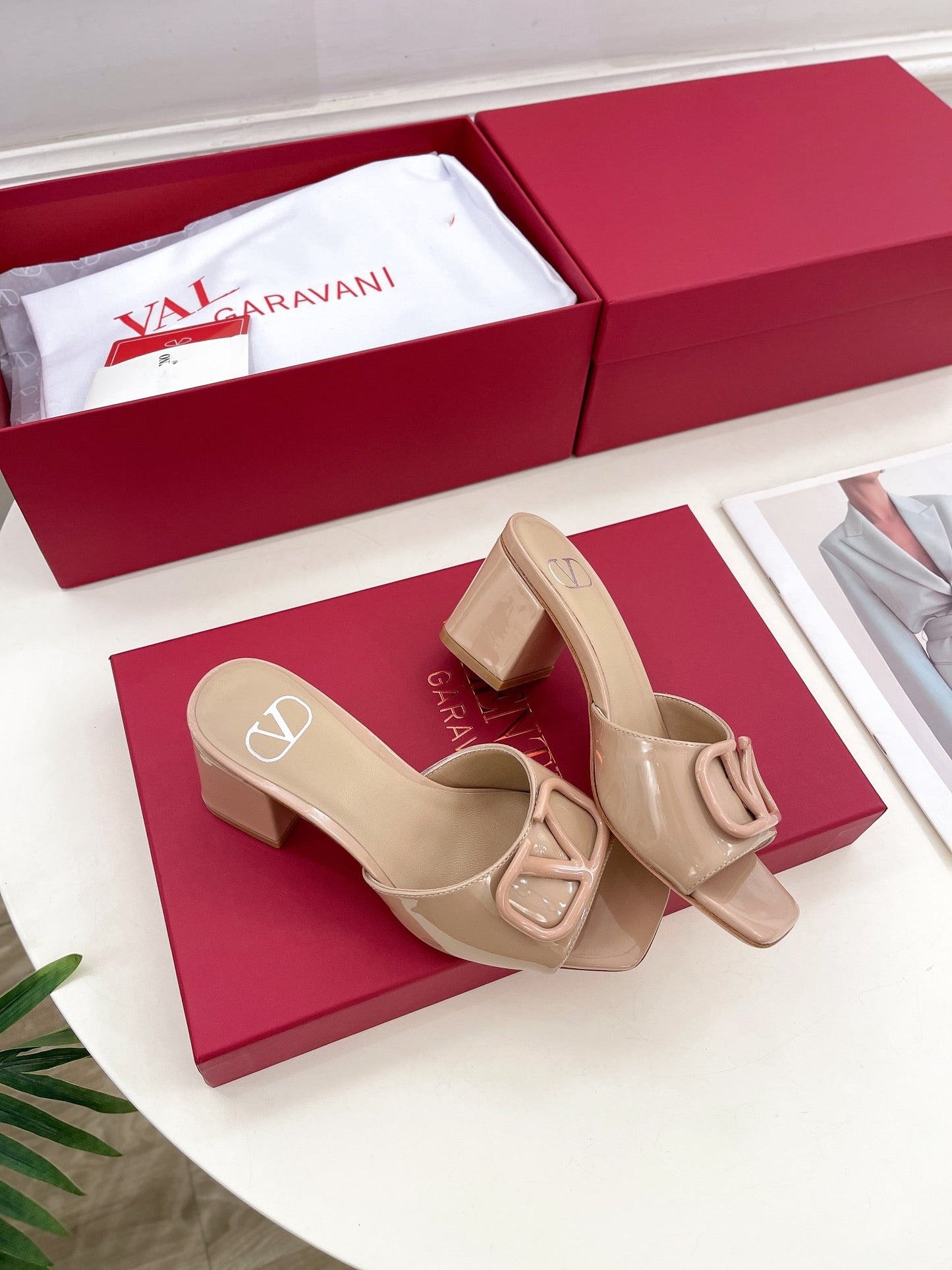 Vlogo 60 Patent Sandal Beige Leather