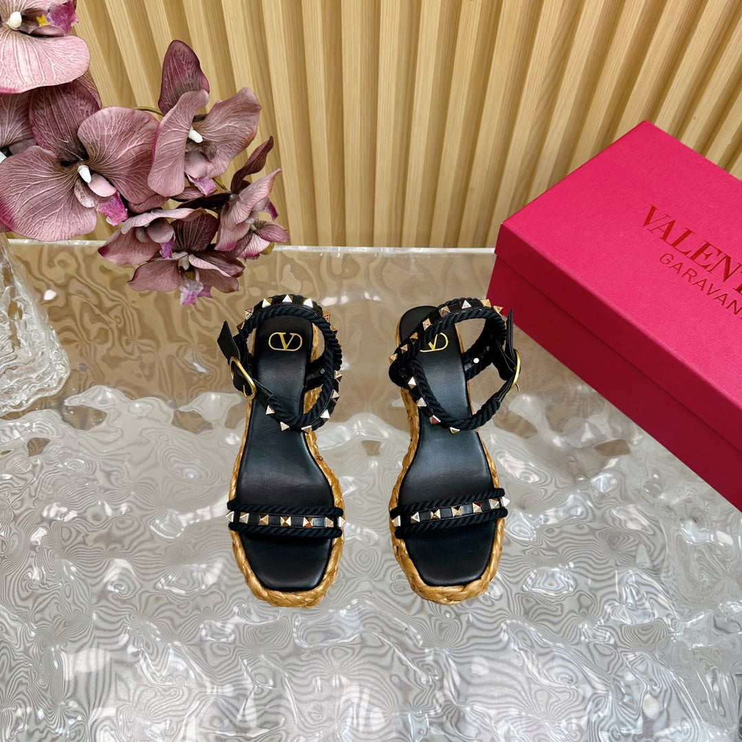 Rockstud Flatform Sandal 75mm In Black Calfskin And Raffia 102860