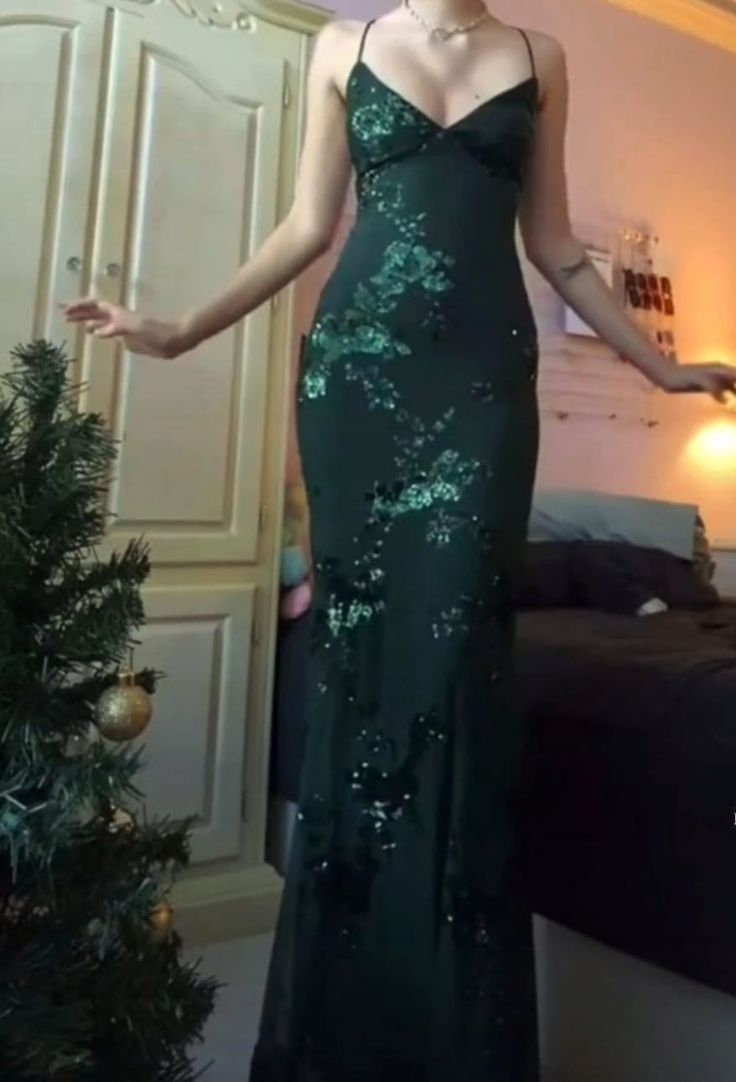 Charming Spaghetti Straps Emerald Green V Neck Mermaid Long Party Dress Prom Gown