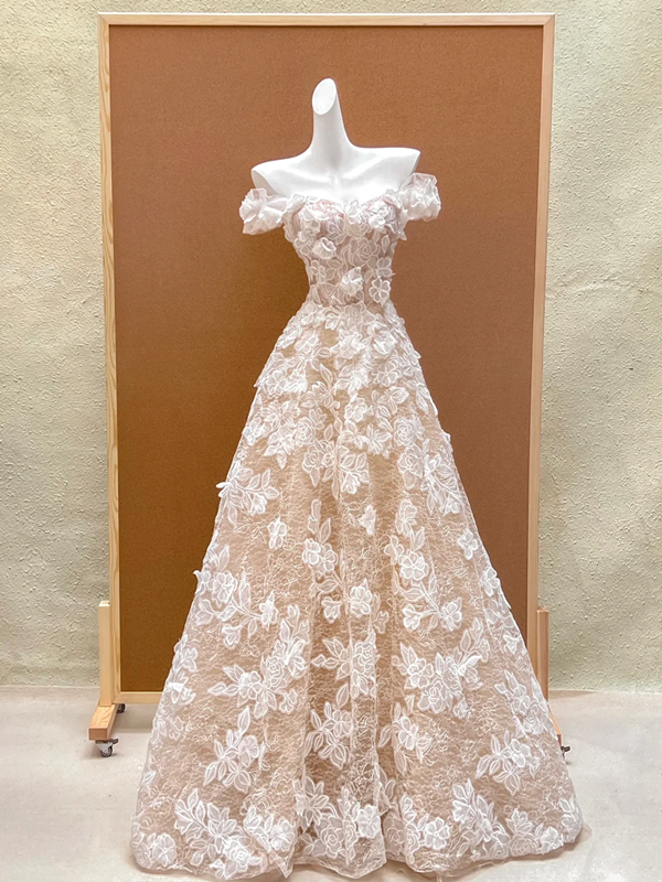 White lace patterned dress with slim waist and A-line bridal gown R5738