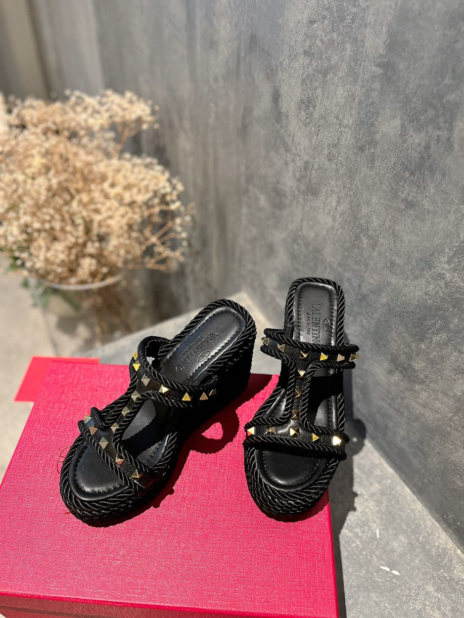 ROCKSTUD LAMINATED NAPPA WEDGE SANDAL 100 MM BLACK