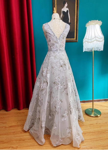 Elegant Gray V-Neck A-Line Rhinestone Lace Embroidered Tulle Prom Dress Evening Dress P4728