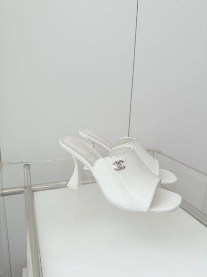 Chanel 26 Sandal 90 White in Patent Leather 597370