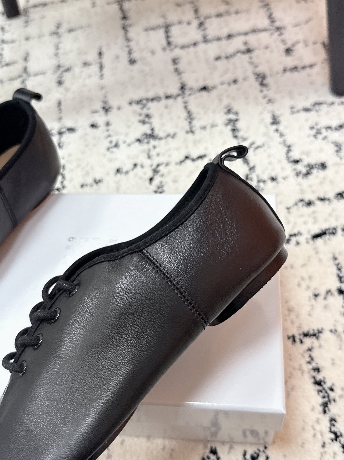MM Tabi 6-Point Toe Lace-up Shoes Black Calfskin 558423