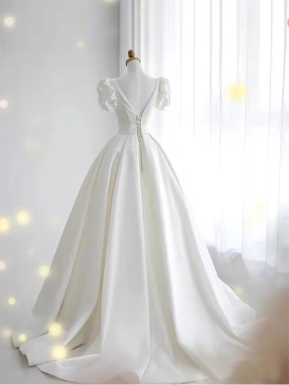 Vintage Ball Gown Short Sleeves White Long Wedding Dresses B083