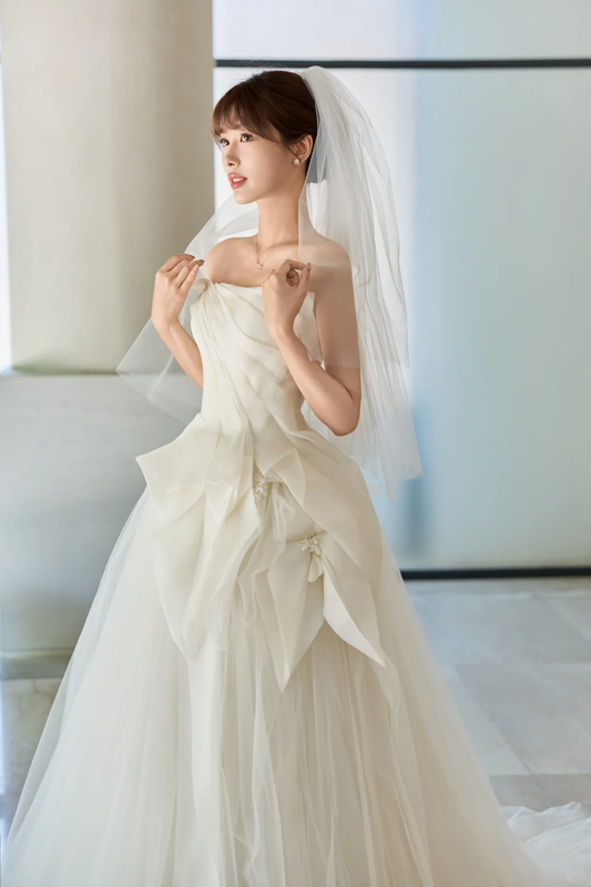 Elegant Ball Gown Strqpless Tulle With Veil Long Wedding Dresses C4016