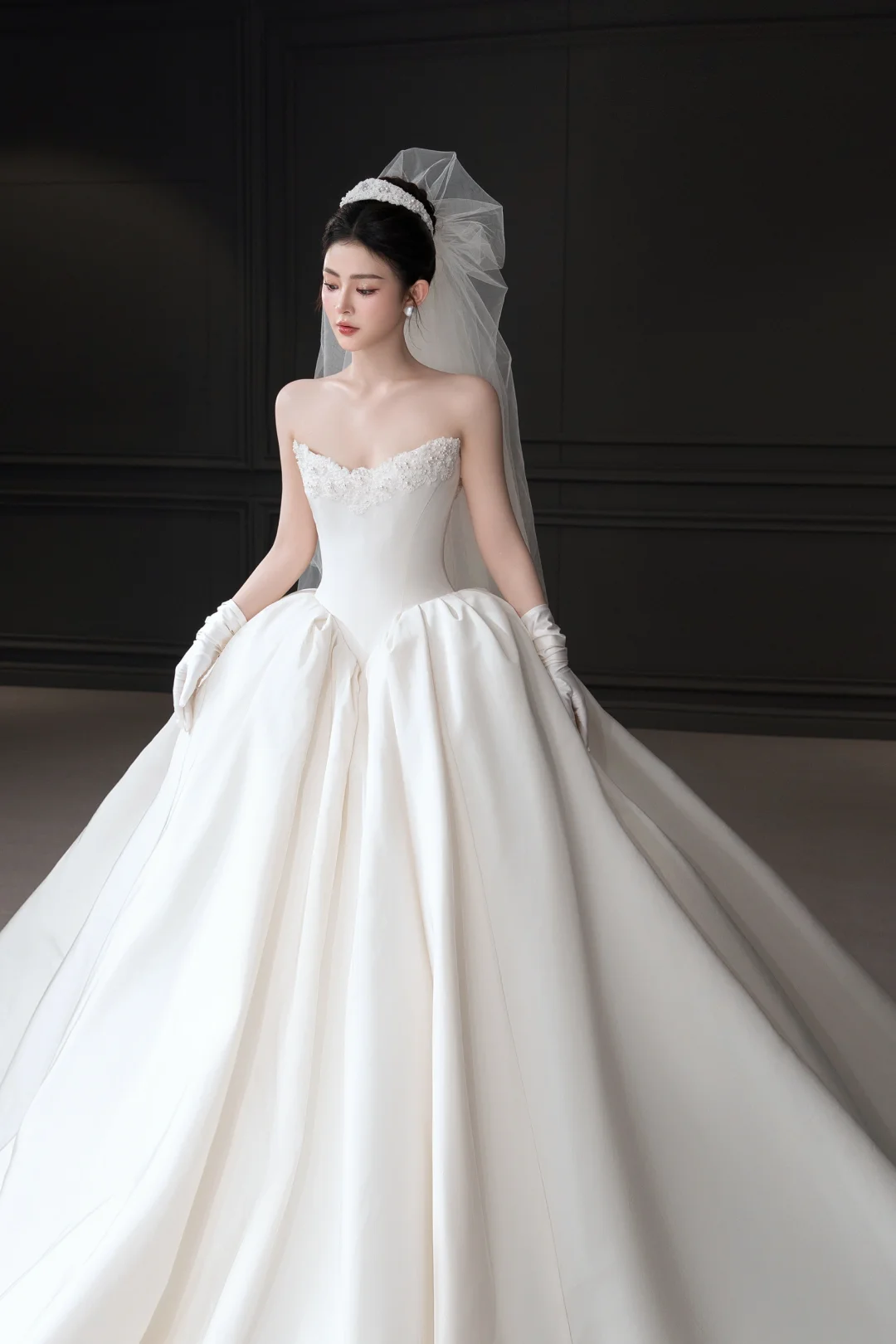 Simple Elegant Ball Gown Strapless Satin Applique With Veil Gloves Long Wedding Dresses C4042