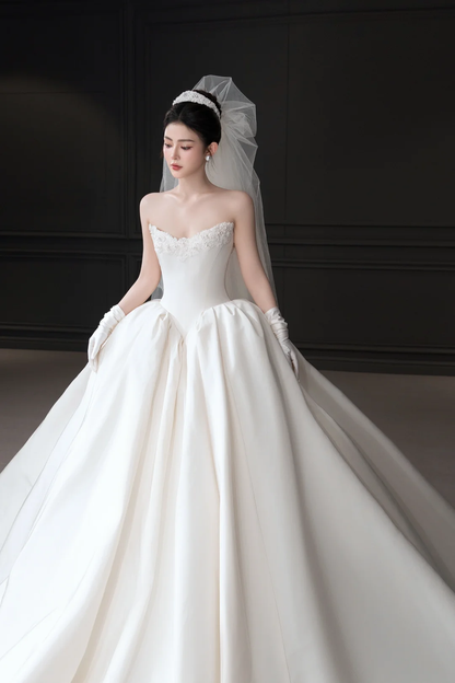 Simple Elegant Ball Gown Strapless Satin Applique With Veil Gloves Long Wedding Dresses C4042