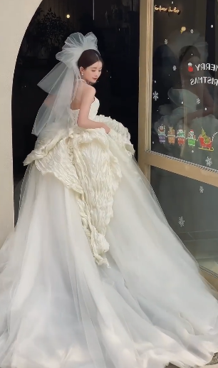 Pretty Ball Gown Strapless Satin Tulle With Veil Long Wedding Dresses C4081