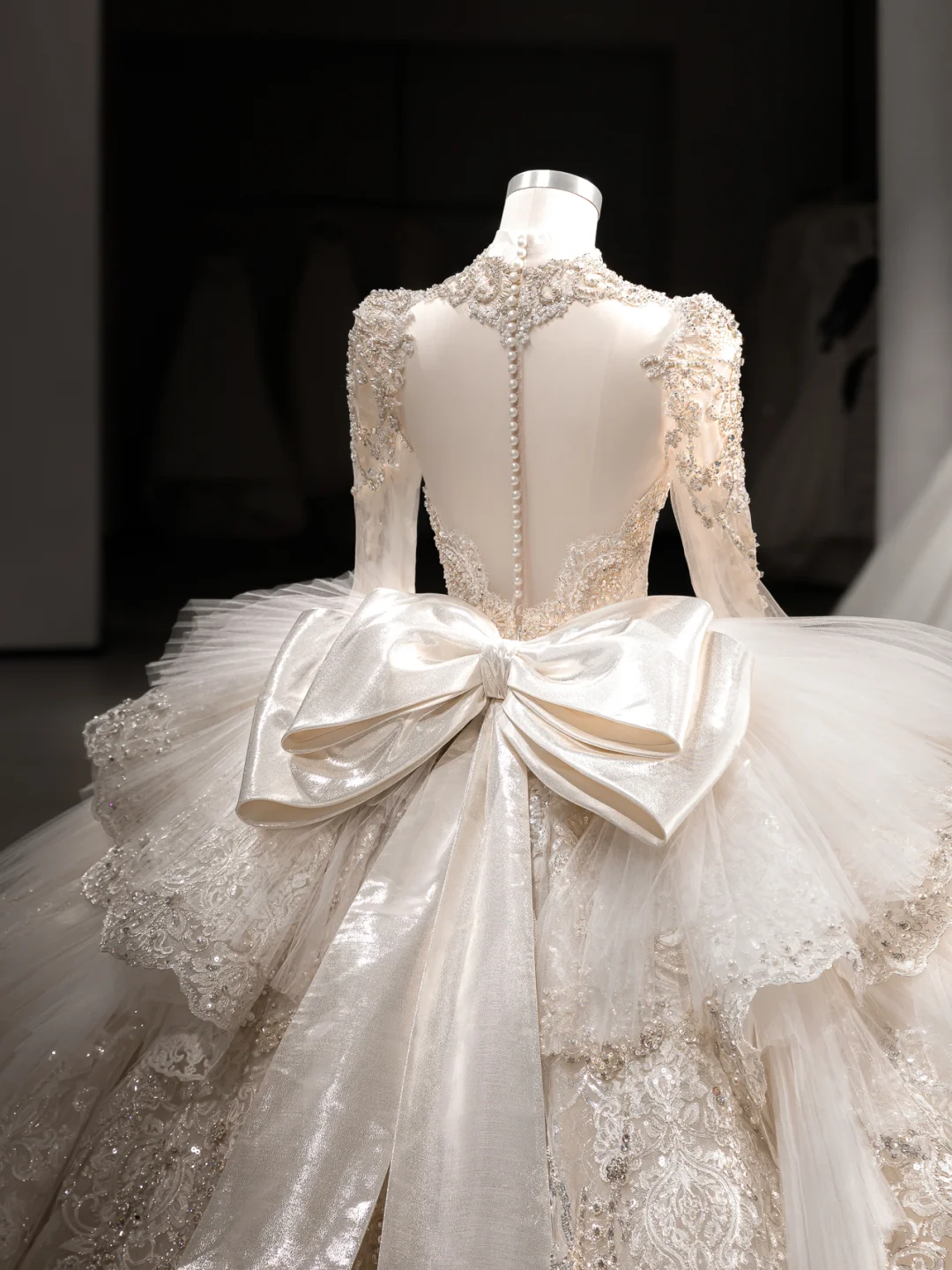 Luxurious Ball Gown Tulle Lace Sequin Beaded Long Sleeves With Veil Long Wedding Dresses C4102