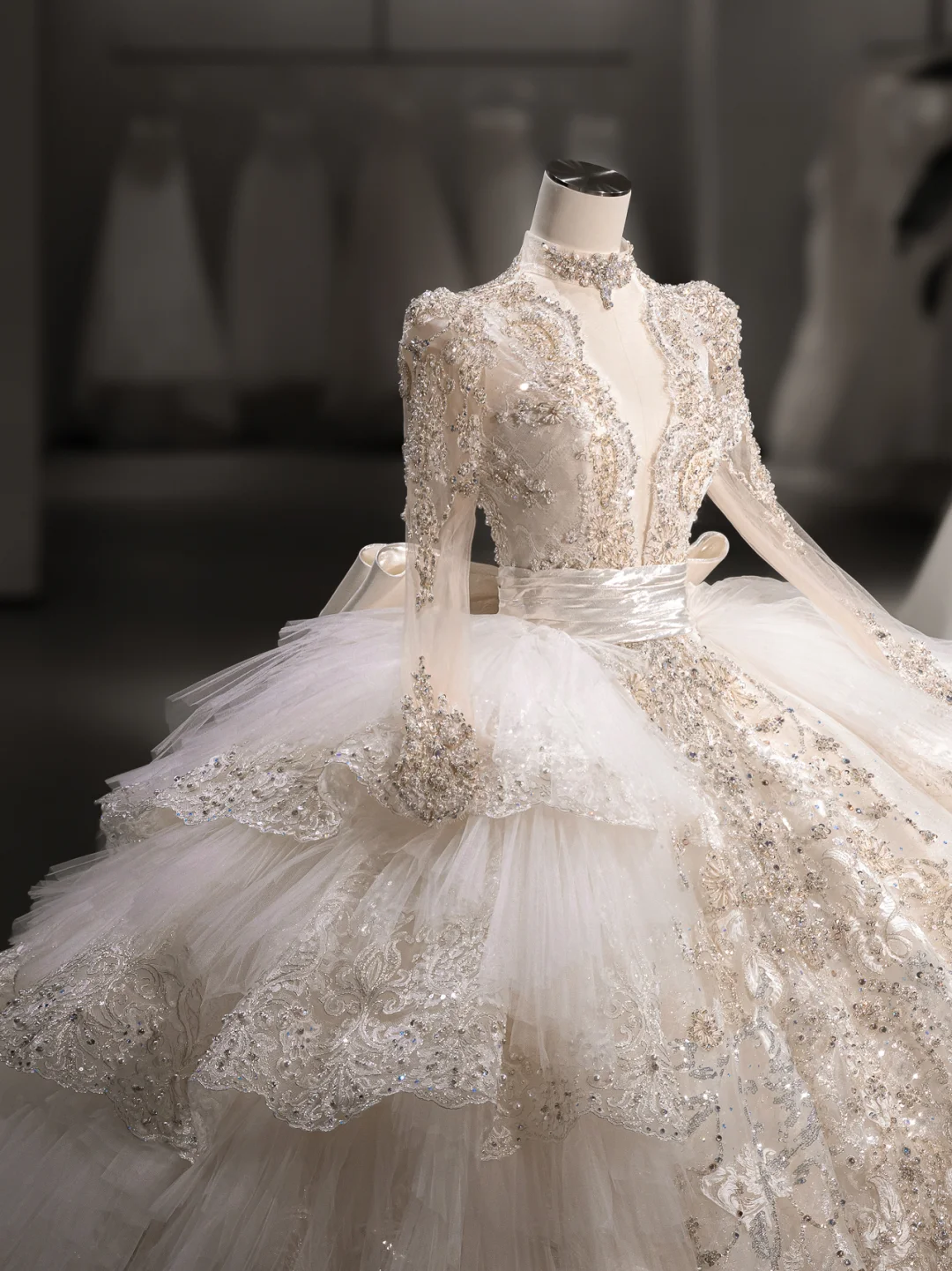 Luxurious Ball Gown Tulle Lace Sequin Beaded Long Sleeves With Veil Long Wedding Dresses C4102