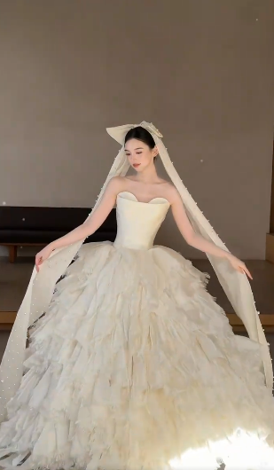 Pretty Ball Gown Starpless Satin With Veil Long Wedding Dresses C4103