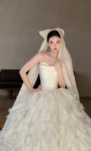 Pretty Ball Gown Starpless Satin With Veil Long Wedding Dresses C4103
