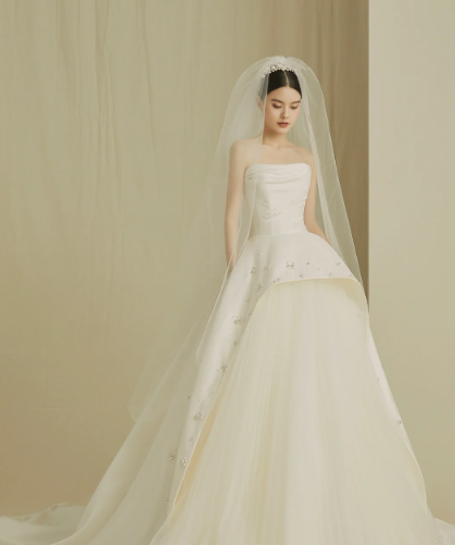 Elegant Ball Gown Strapless Satin Tulle Beaded With Veil Long Wedding Dresses C4202