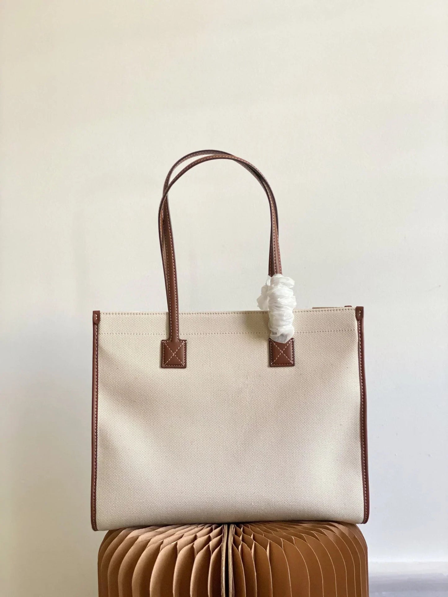 Burberry White Freya Tote Bag 33x12.5x26cm