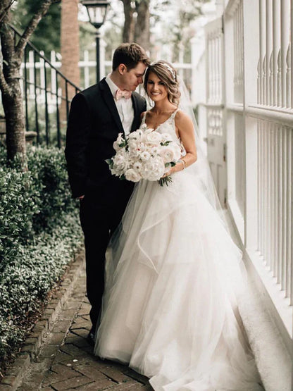 Alluring V-neck A-line Wedding Dresses Appliqued Tulle Bridal Gowns Elegant Wholesale