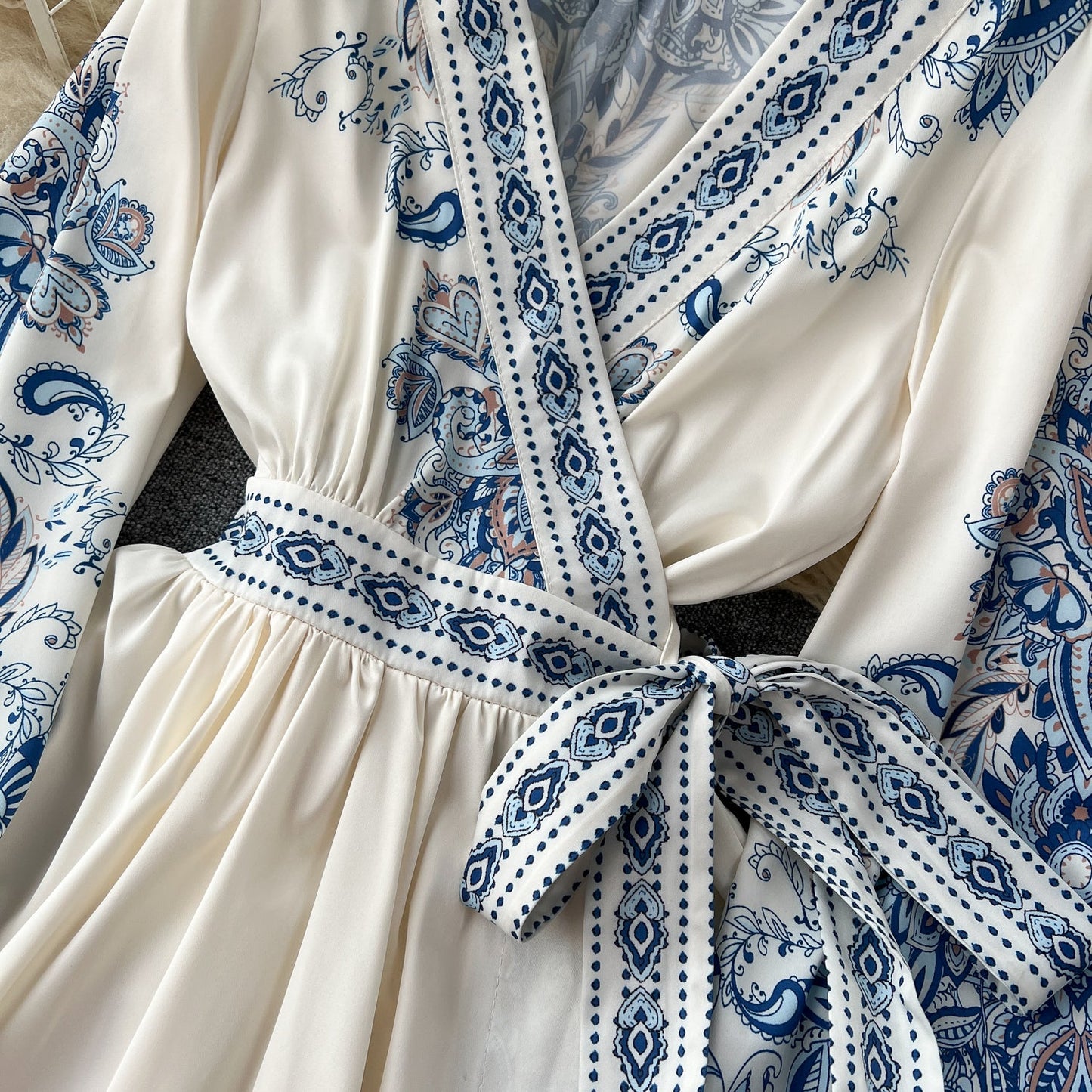 European and American palace style printed V-neck lantern long sleeve tie waist wide swing dress R2307