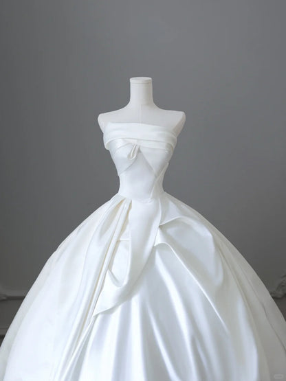 Simple and elegant strapless satin floor-length wedding dress P2500